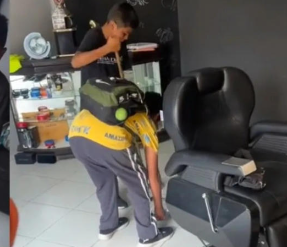 Conmueven niños buscan trabajo en barbería para comprar sus útiles escolares