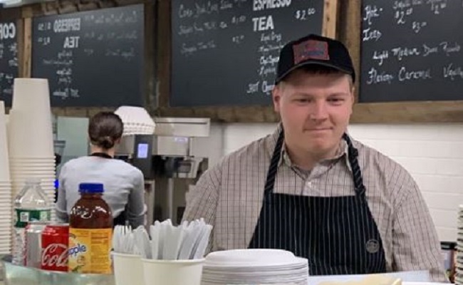 Nadie contrata a joven autista; abre su propia cafetería y le va bien