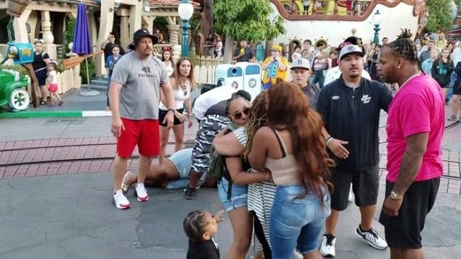 (Vídeo) Lamentable pelea a golpes en Disneyland, parque familiar