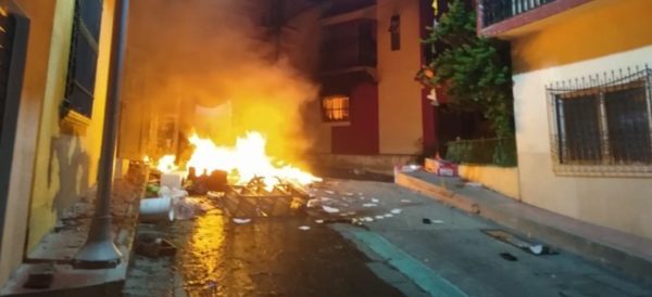 Turba ataca hospital y oficinas en Chiapas; insisten en que Covid-19 ‘no existe’