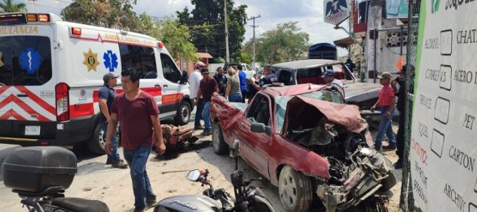 Fuerte choque entre dos vehículos, a la salida de Umán,  deja 4 lesionados