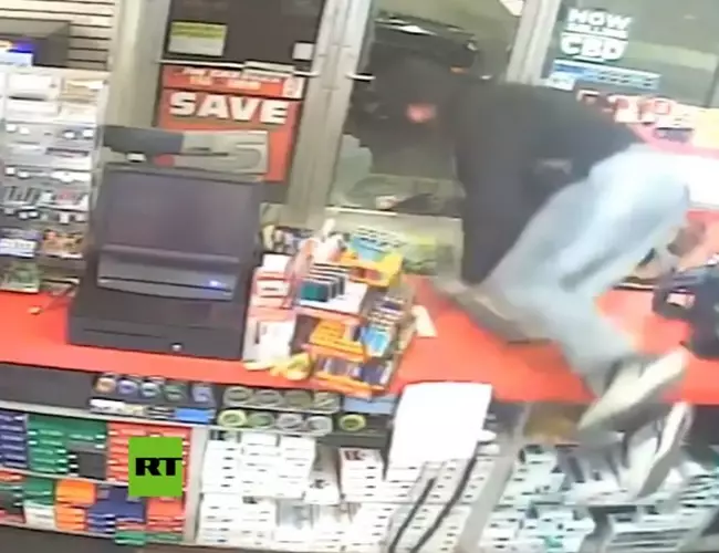 Ladrón rompe una puerta que estaba abierta para entrar a una tienda en EE.UU.