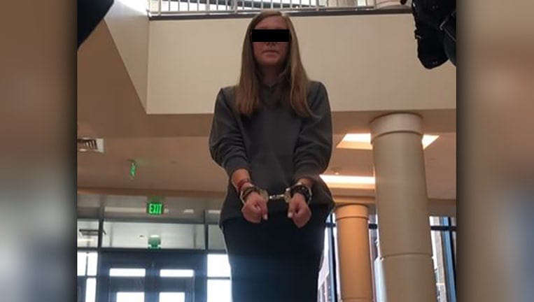 Estudiante de 16 años es esposada en escuela por no usar cubrebocas