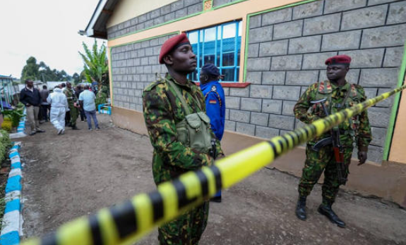 Kenia: Rescatan cuerpos de los 16 niños fallecidos en incendio de escuela