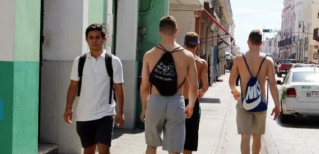 Acusan a turistas de "faltas a la moral" por andar sin camiseta en Mérida