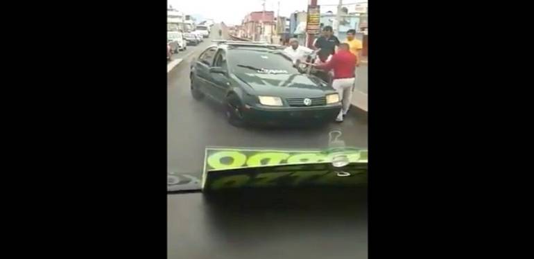 Video: Atacan con un hacha a conductor que iba en sentido contrario en Edomex