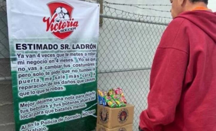 Torreón: Comerciante pide a ladrón: “Te doy lo que quieras, pero no tumbes la puerta”