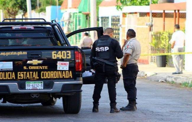 Mérida: Policías golpean y patean a un hombre por grabar una detención