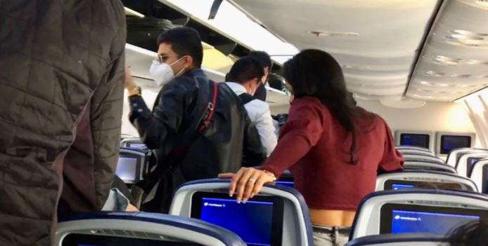 AMLO recibe insultos y gritos al bajar de un vuelo comercial en CDMX