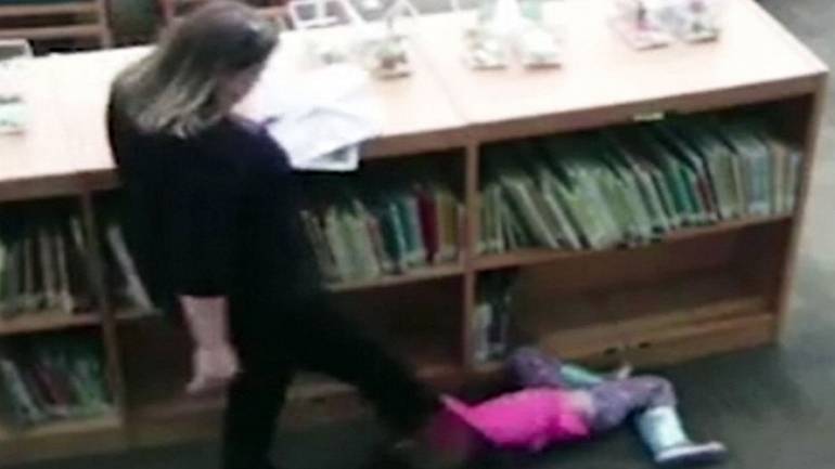 (VÍDEO) Maestra maltrata y hasta patea a alumna de 5 años