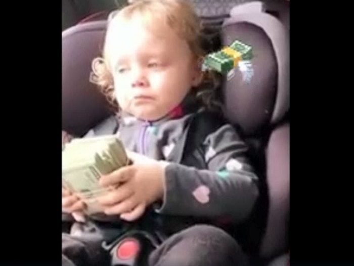 (VÍDEO) Bebé deja de llorar tras recibir un fajo de billetes