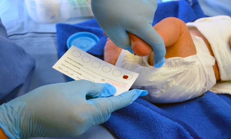 Titular de Salud admite que sí se suspendió el tamiz neonatal en 12 estados