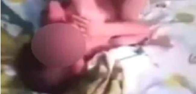 Nuevo León: Mujer sin alma pisotea a pequeñita (VÍDEO)