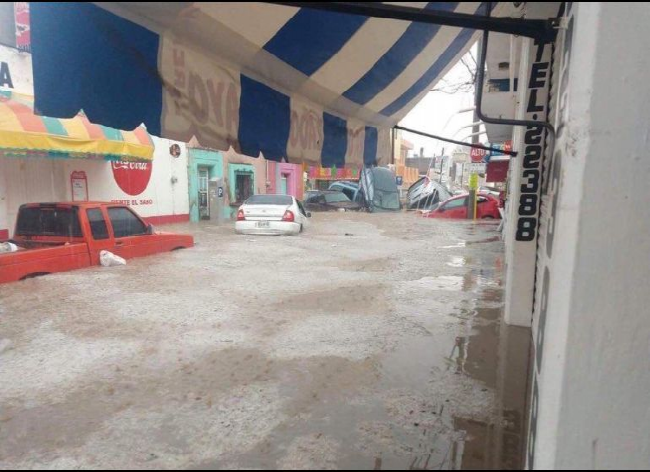 Tromba en Matehuala, San Luis Potosí,  afecta vehículos, negocios y escuelas