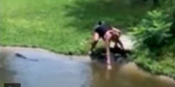 Mujer se metió con su hijo a estanque con 35 cocodrilos para recuperar su billetera