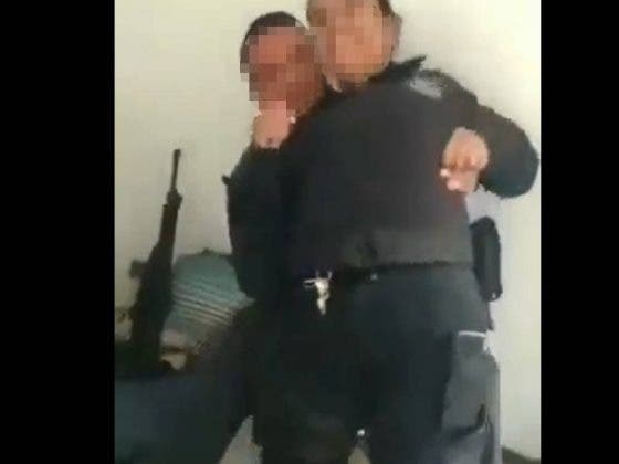 (Vídeo) Tlaxcala: Policías uniformados se ‘toquetean’ en horario laboral