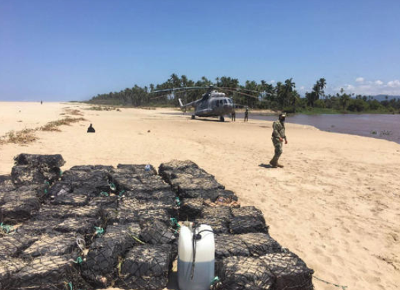 Aseguran 3.5 toneladas de cocaína en 103 bolsas flotando en Acapulco