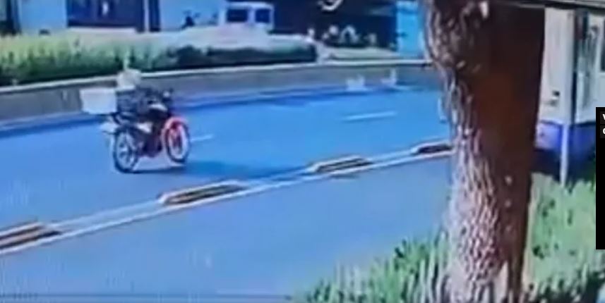 (VIDEO) CDMX: Conductor de transporte público mata a ciclista tras arrollarla