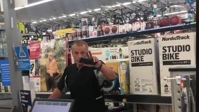 (VIDEO) “Aprende inglés, aquí no es México”: Racista tunde a empleada de Walmart en EE.UU.