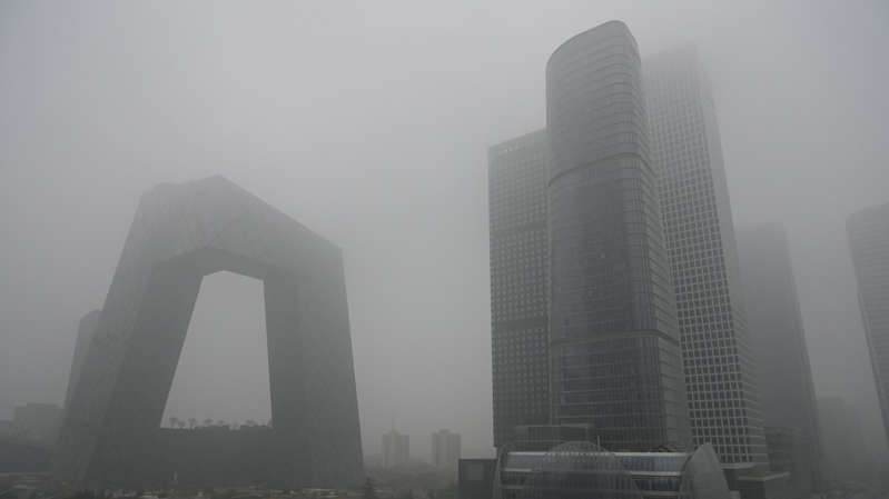 ¡No se podía ver a más de 200 metros! Niebla tóxica paraliza Pekín, China