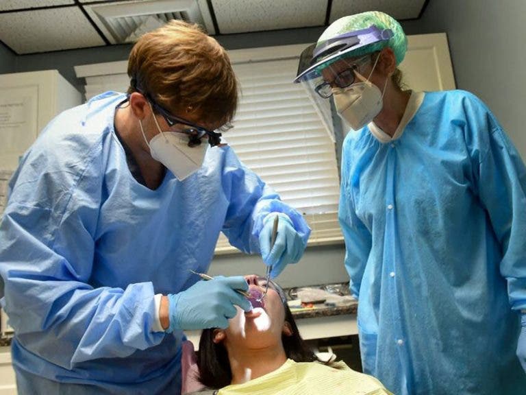 A varios pacientes recuperados de Covid-19 se les cayeron los dientes