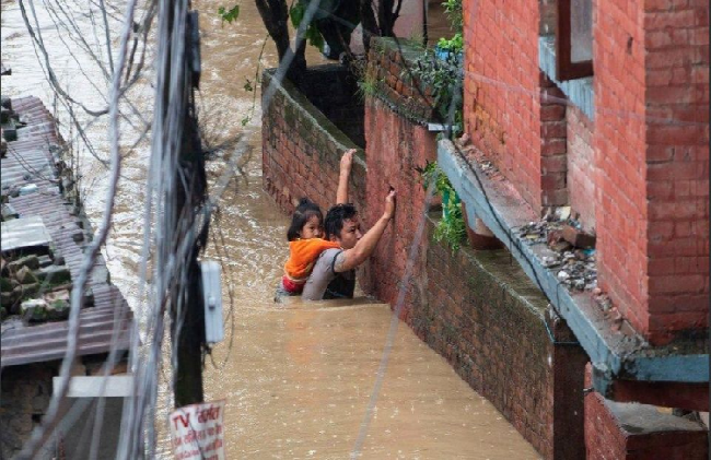 Intensas lluvias dejan decenas de muertos en India y Nepal