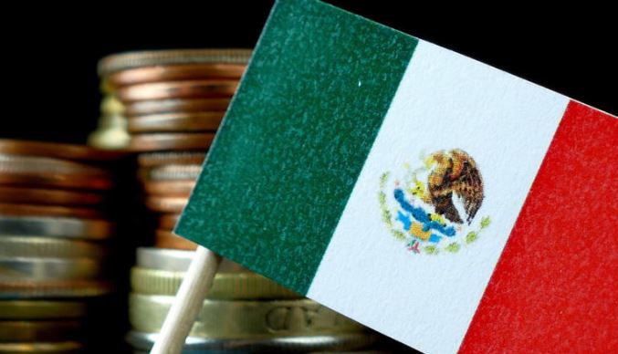 Peso mexicano sigue en picada por el "plan C" de López Obrador