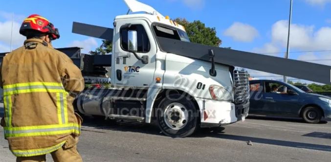 Salvó la vida de milagro: viga atraviesa tráiler tras carambola en Periférico