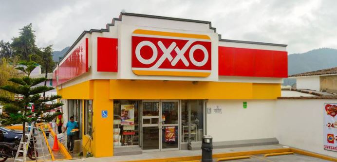 Coordinador de diputados de Morena dice que Oxxo miente y abusa