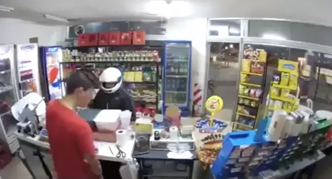 VIDEO: Asaltar tienda, se dispara en la ingle por accidente y muere