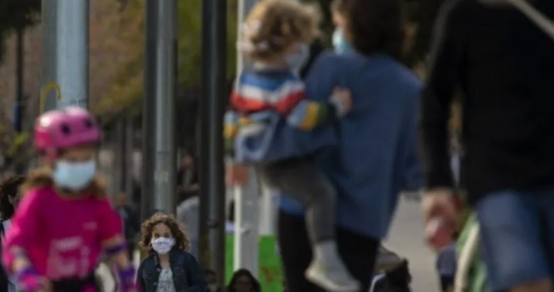 Escupe a niño en la cara y le dice “ahora tienes coronavirus”