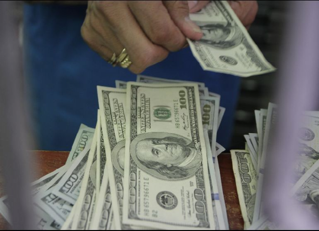 Dólar inicia con ligera baja, se vende hasta en 19.50 pesos en bancos