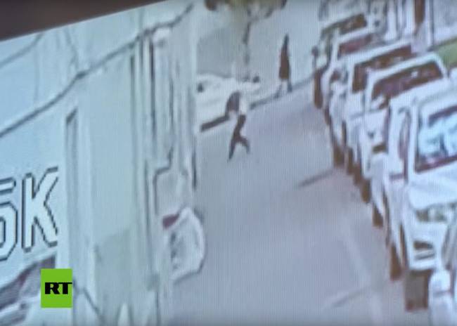 VIDEO: Ve a un bebé a cayendo desde un 5º piso y lo salva en el último segundo