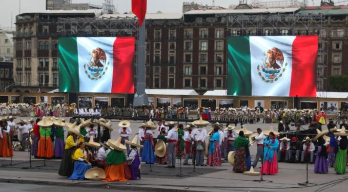 AMLO encabeza desfile de la Revolución, primer acto masivo en la pandemia