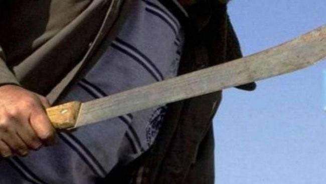 Valladolid: evita ser atacado a machetazos tomando como escudo a una joven