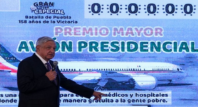 No era broma… AMLO presenta diseño del ‘cachito’ para rifar el avión presidencial