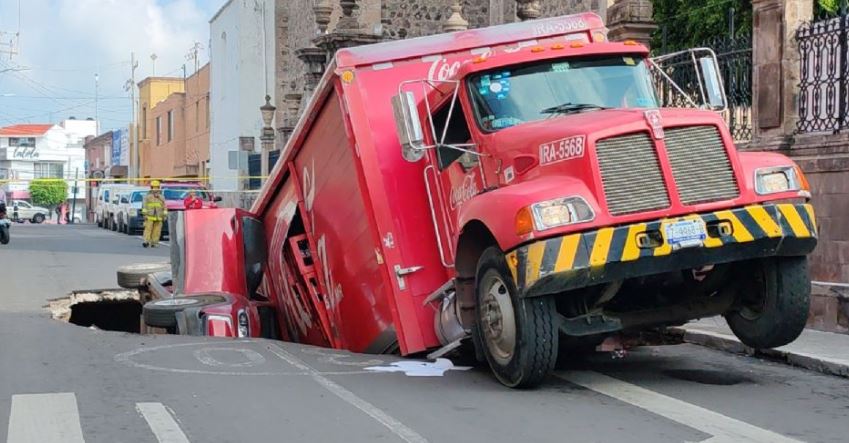 (VIDEO) Socavón se "traga" un camión y un auto en Irapuato