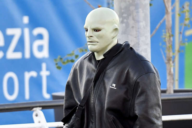 El músico Kanye West se infiltra con una máscara espeluznante en Italia