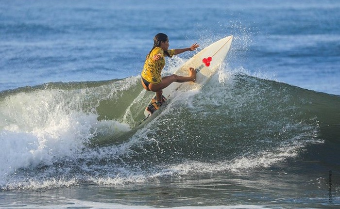 Muere surfista salvadoreña al ser alcanzada por un rayo