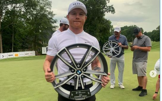 Canelo Álvarez se convierte en campeón en torneo de golf