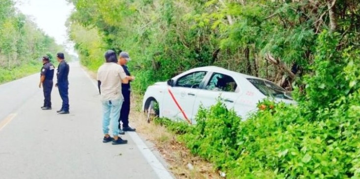 Taxista del FUTV se queda atorado en manglares de Celestún