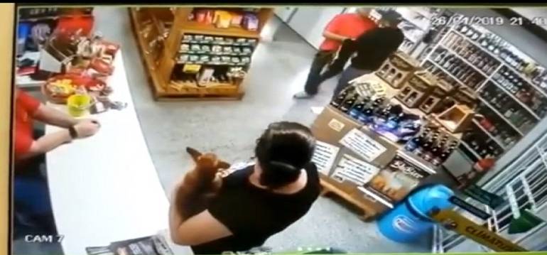 Video: Mujer mata a ladrón que entró a robar a su negocio