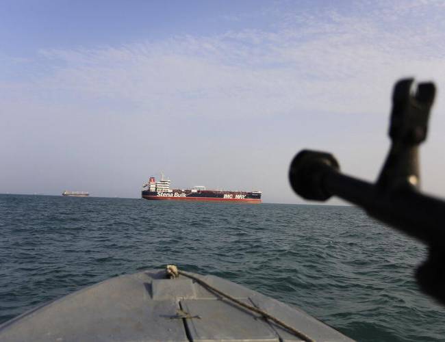 Video muestra a Irán 'amenazando' a buque británico