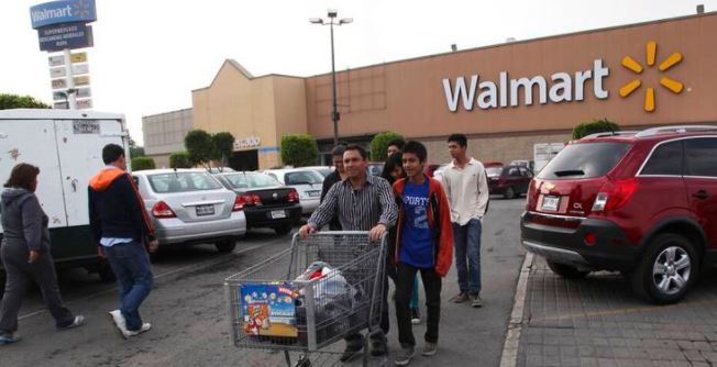 ¡Sin chamba! Abuelos ya no podrán ser empacadores en Walmart