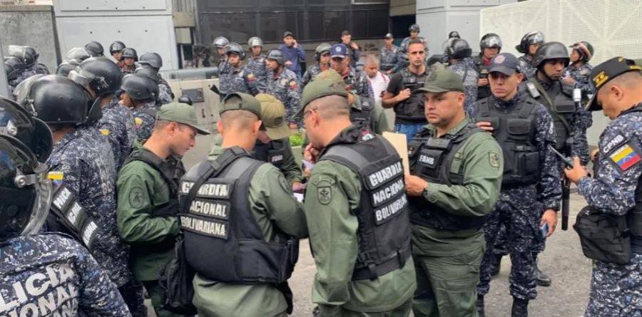 Policía venezolana impide a Guaidó y otros diputados entrar al Parlamento