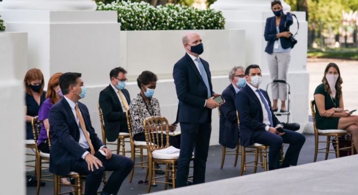 Trump intenta, sin éxito, que reportero se quite la mascarilla en una conferencia