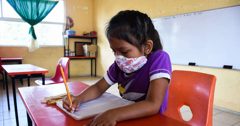 Profesora no vacunada y sin mascarilla contagia a 18 alumnos de primaria