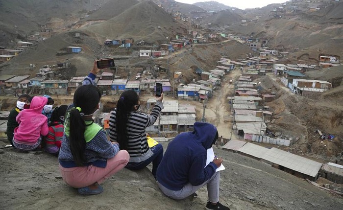PERÚ: Para acceder a internet estudiantes suben diario a un cerro