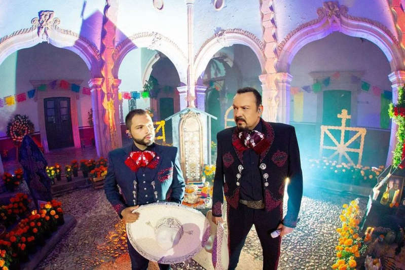 Pepe Aguilar descuenta a su hijo la mitad del sueldo por impuntual