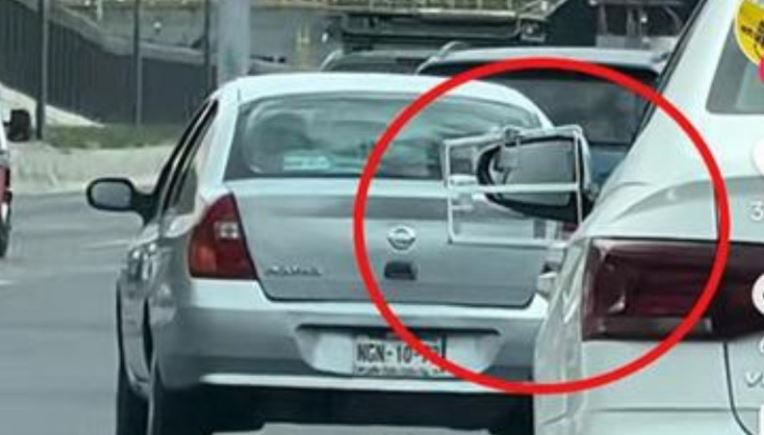 Video: ¡Solo en CDMX! Captan a auto con rejas en los espejos para evitar robo